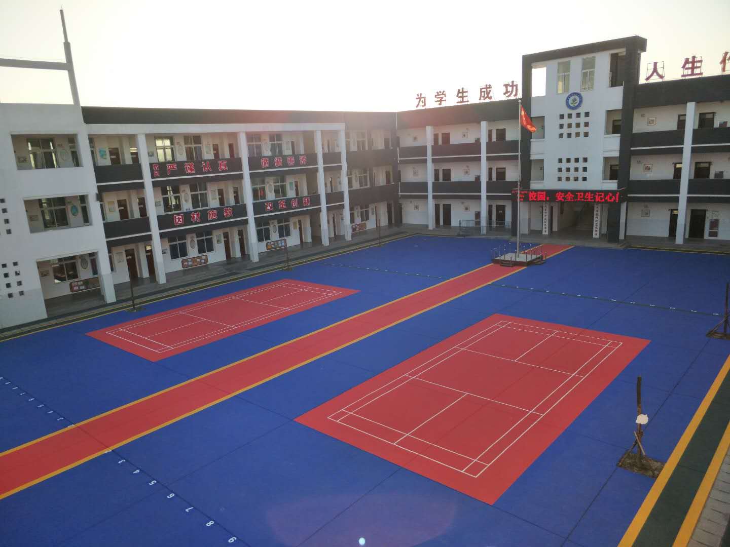 熱烈慶祝仲達(dá)塑膠成功為輝縣市第二民族學(xué)校換新貌！