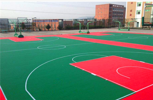 籃球場地板就得選擇懸浮式拼裝地板！