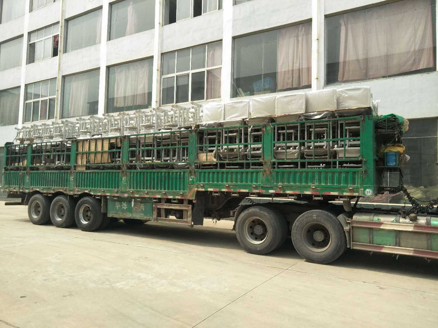 案例|睿學(xué)卓藝4000余套課桌椅批量發(fā)貨，交付客戶