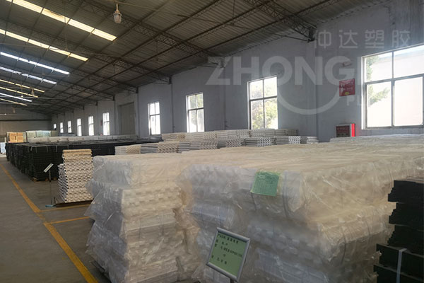 現(xiàn)代化養(yǎng)豬場(chǎng)塑料漏糞板特點(diǎn)有哪些？